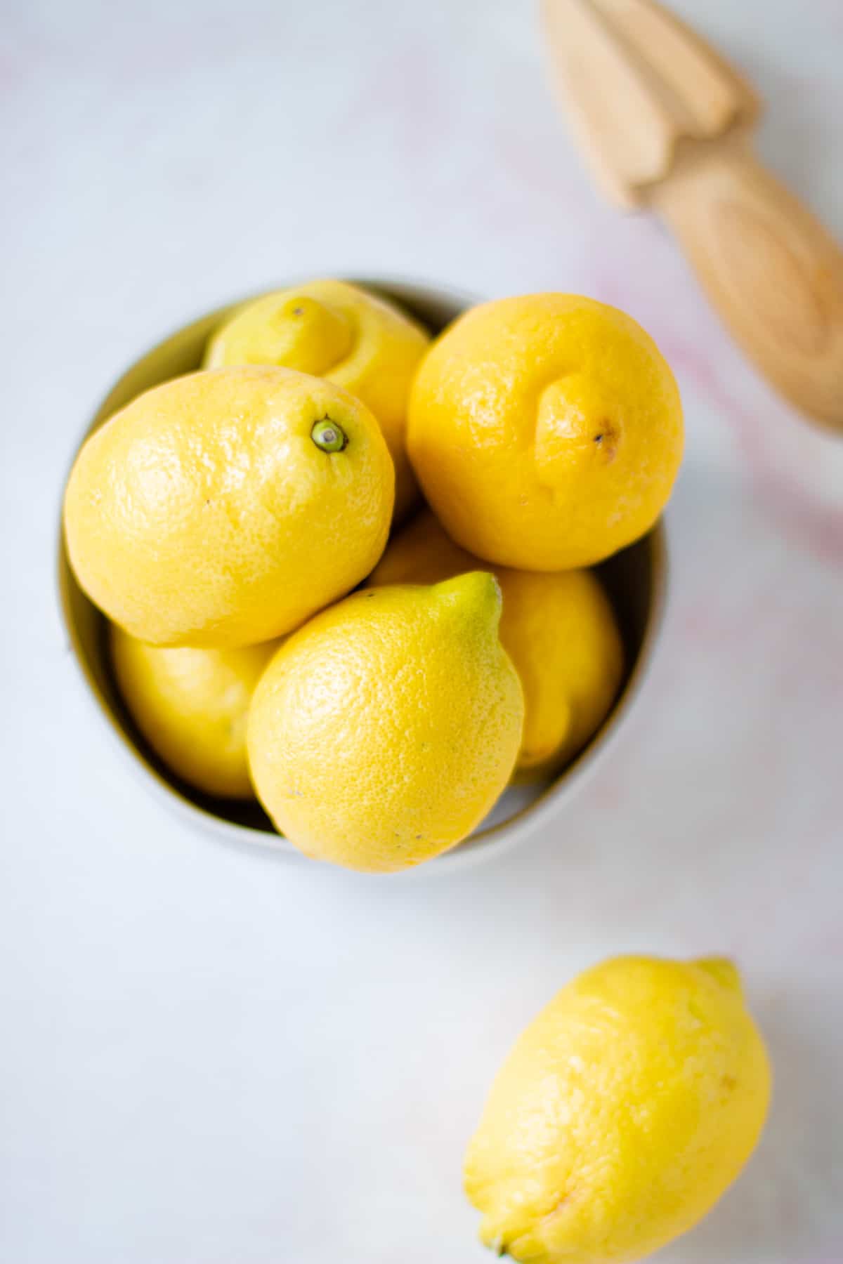 a bowl of lemons.