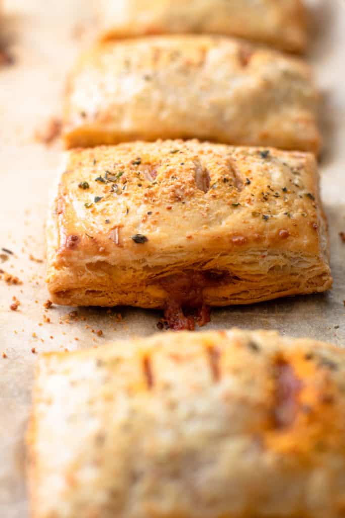 Tartes à pizza cuites au four sur un plateau en feuilles.