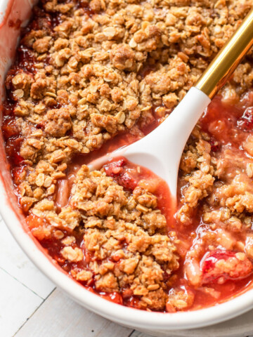 Strawberry rhubarb crisp with an oat streusel topping.