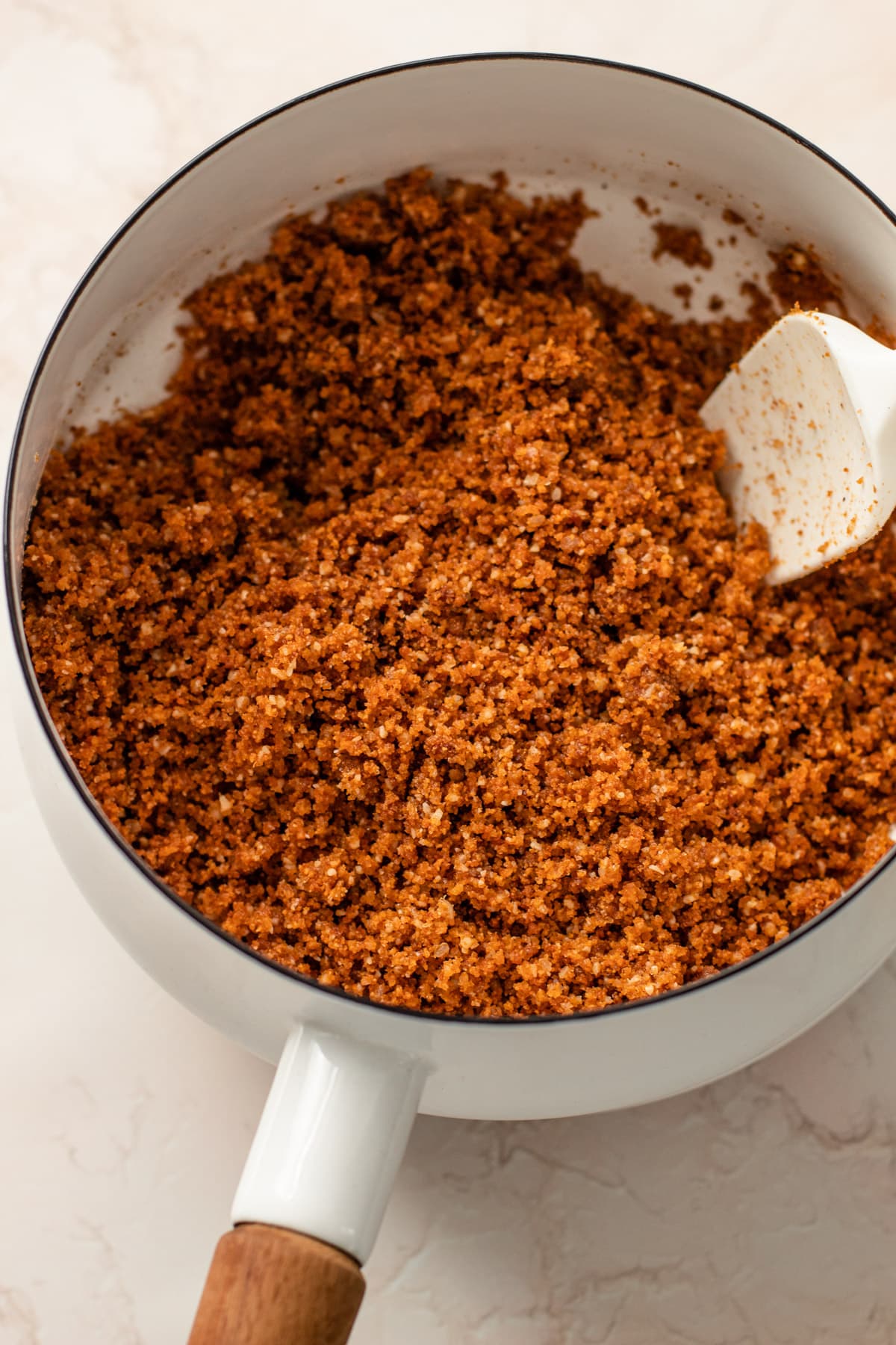 Gingersnap crumb crust in a pot