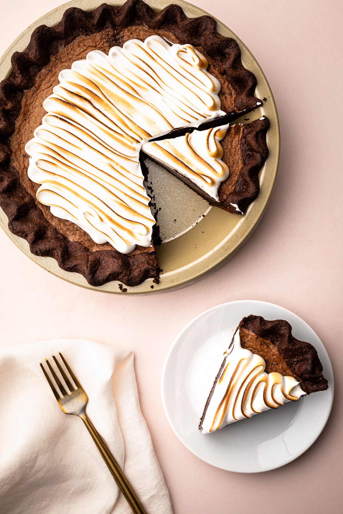 A hot cocoa pie in a pie plate and a slice.