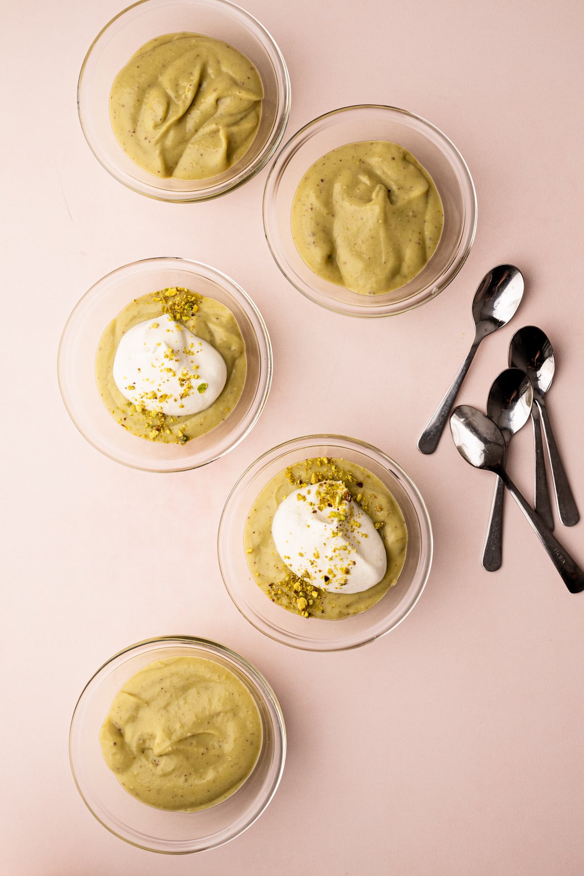 Little bowls with pistachio pudding.