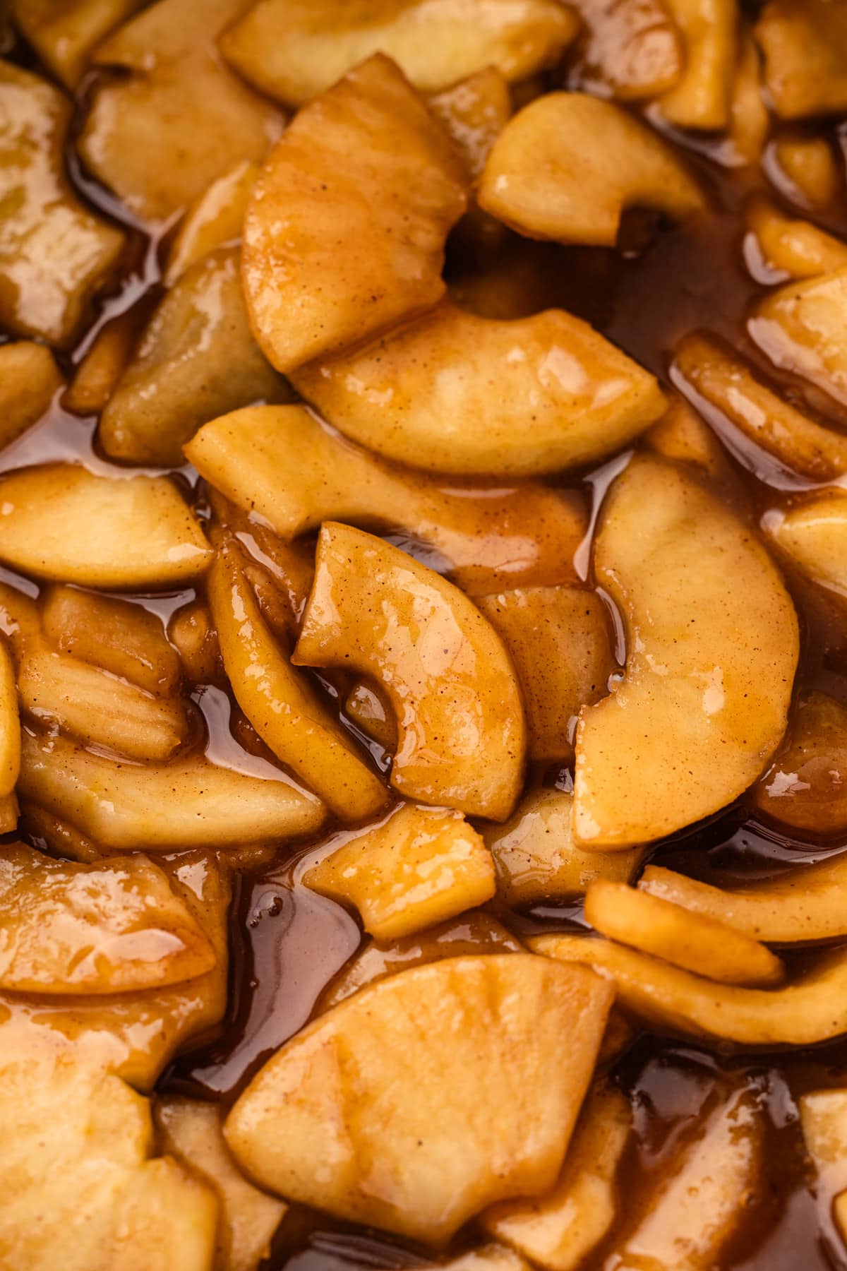 A pot with juicy apple pie filling.