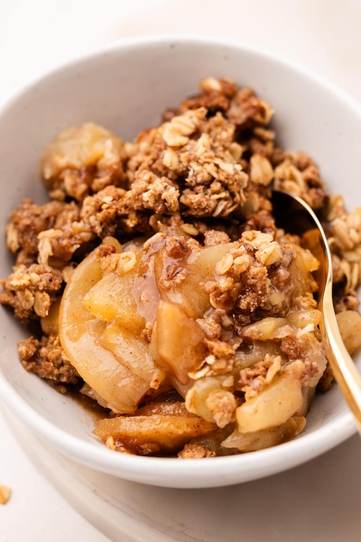 A bowl of apple crisp made from healthier ingredients.