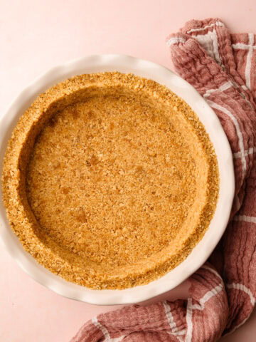 A vanilla wafer crumb crust in a white pie plate.