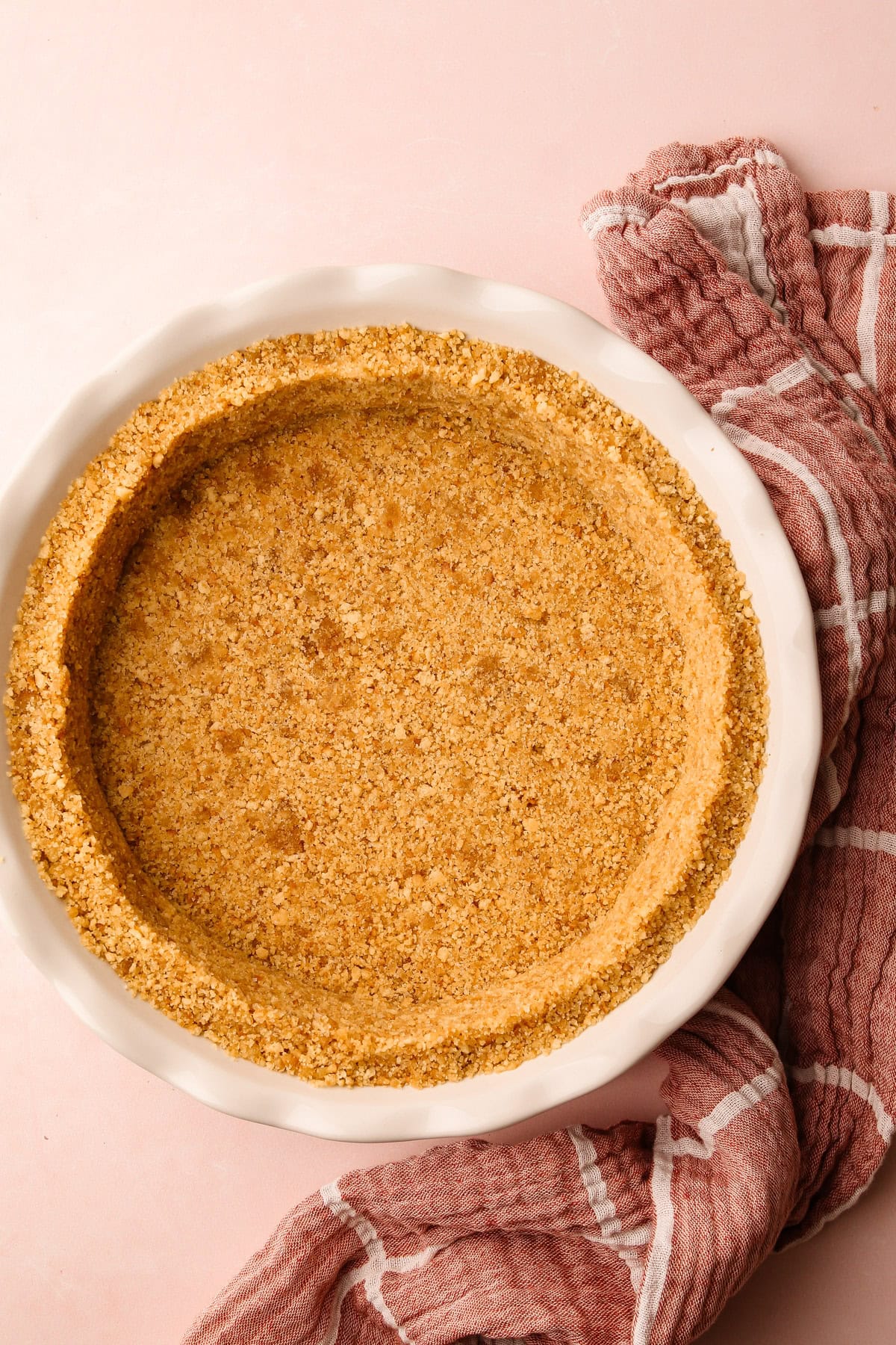 A vanilla wafer crumb crust in a white pie plate.