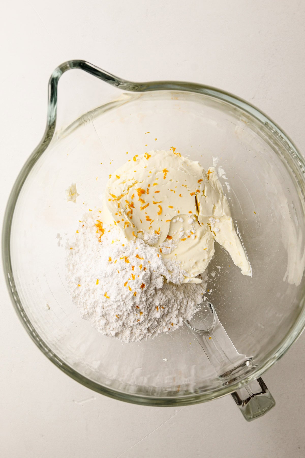 Mascarpone, sucre en poudre et zeste d'orange dans un bol pour la garniture de tarte aux cannoli.