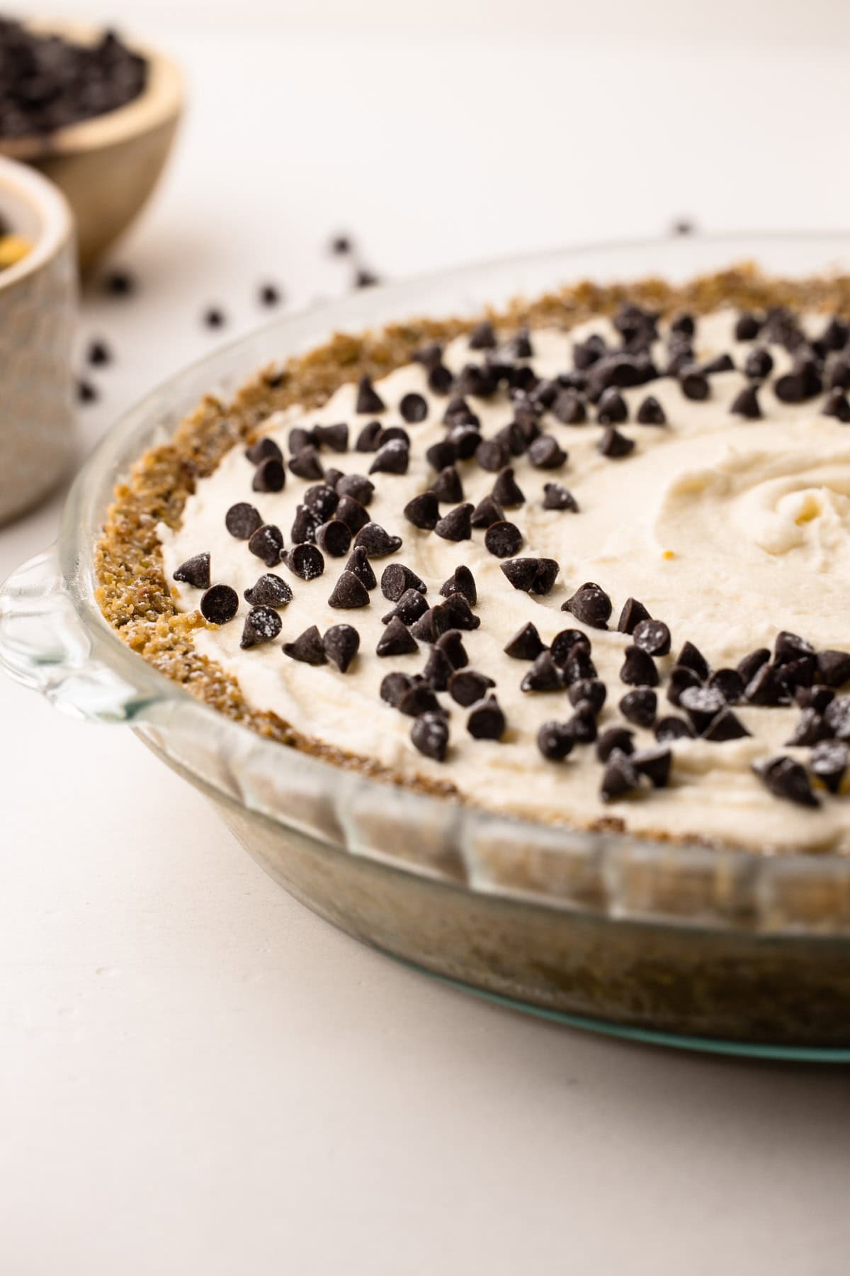 Vue latérale d'une tarte aux cannoli sans cuisson garnie de pépites de chocolat.