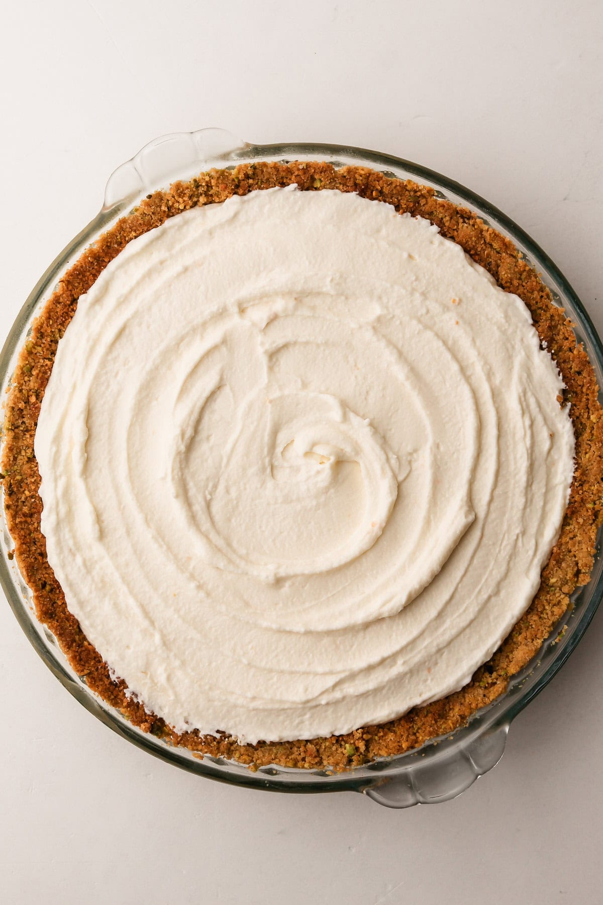 Vue de dessus d'une tarte à cannoli lisse et uniformément répandue dans la croûte.