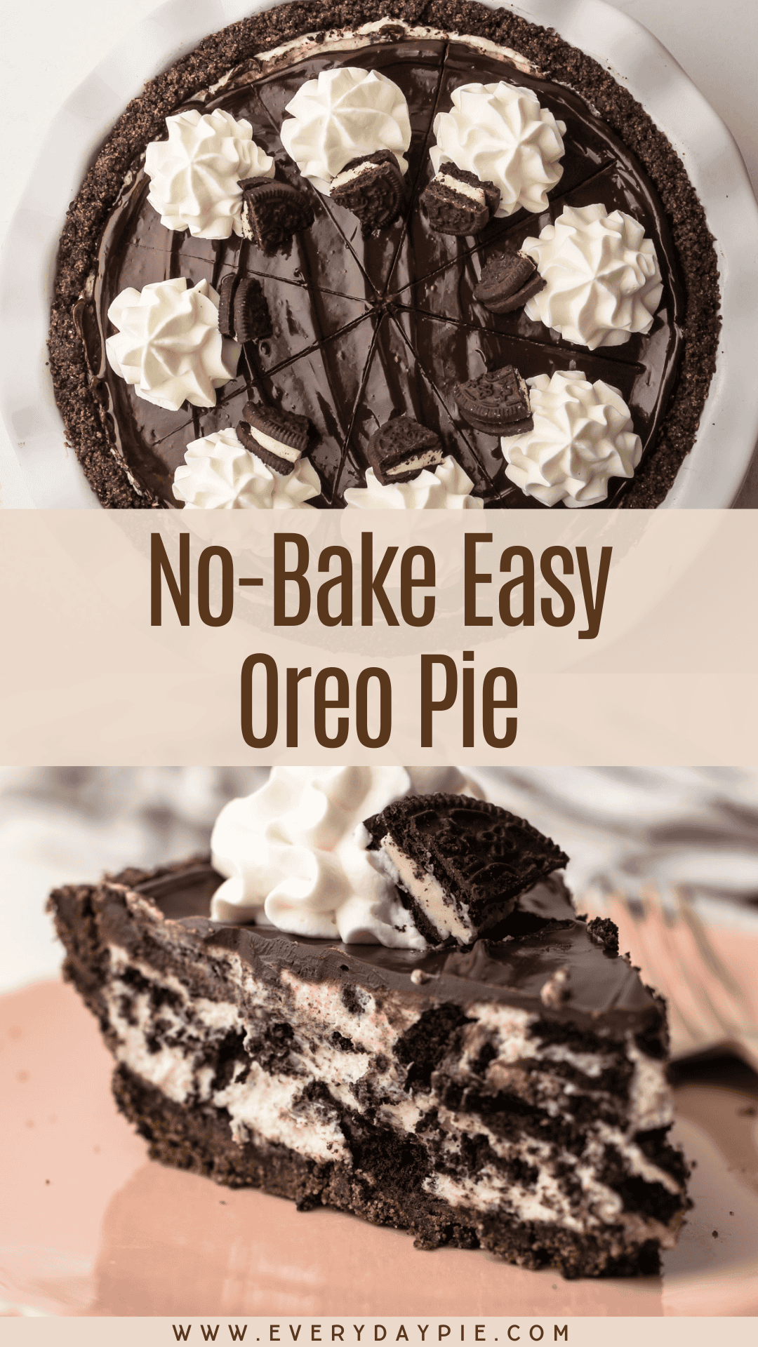 Une tarte Oreo sans cuisson décorée de ganache, d'Oreos et de crème fouettée.