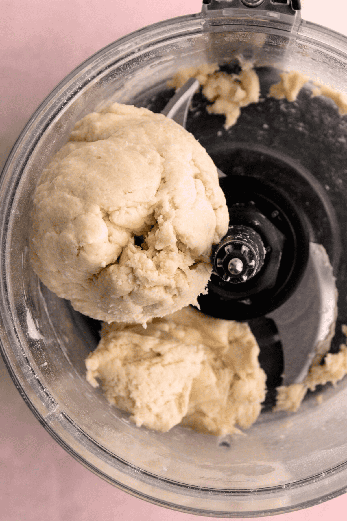 Pasta frolla in a food proccesor.